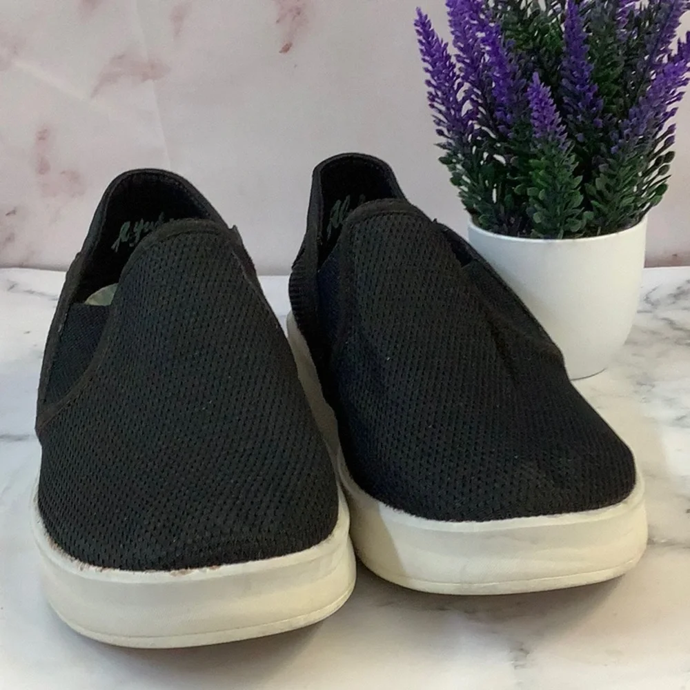 New Olukai (Olu = comfort, Kai = Ocean) Women's Slip-on shoe in Black Size 6.5